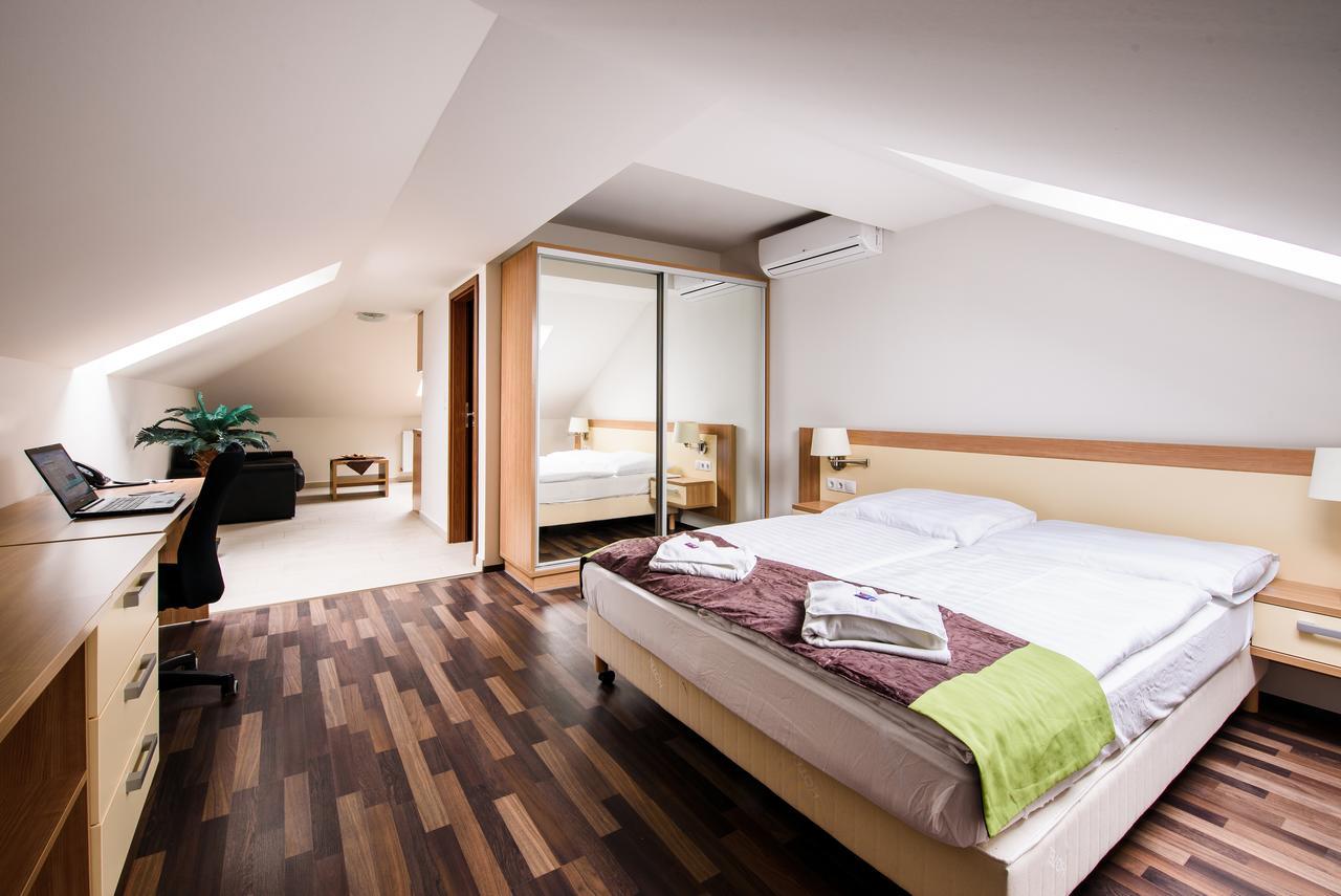 Garzon Plaza 4* Gyor